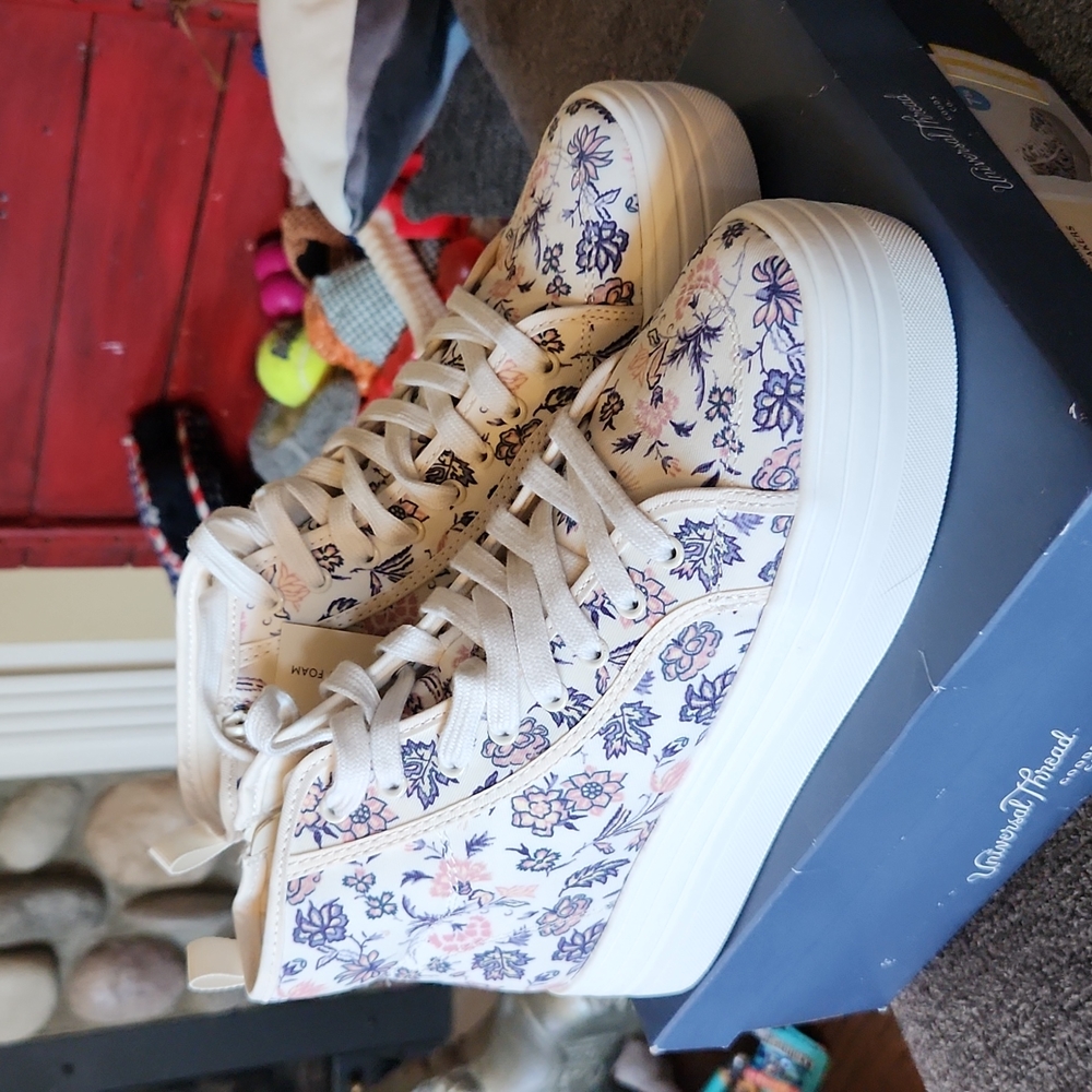 🔴Universal Threads Cassie Sneakers